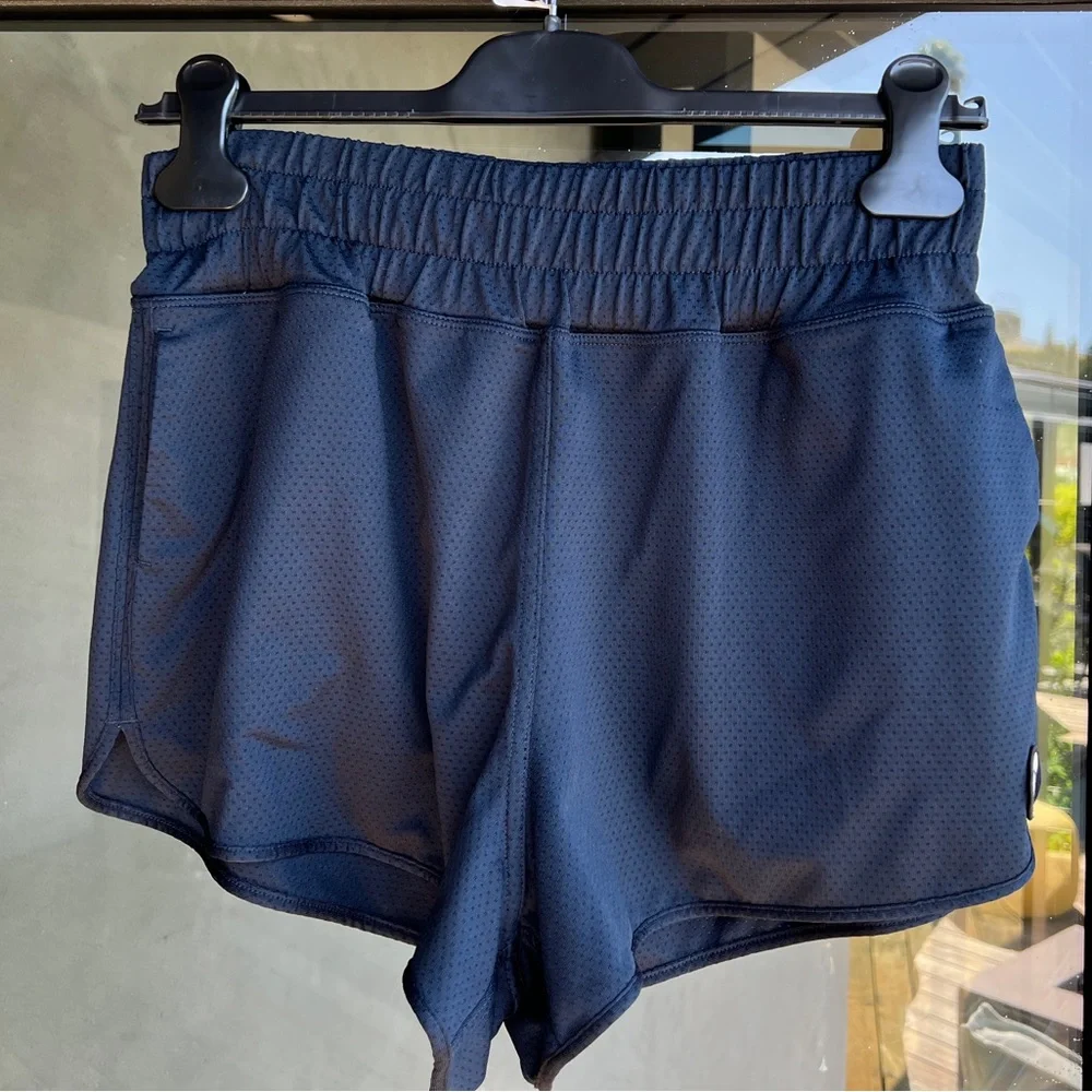 Vuori Micro Mesh High Rise Performance Short 2.5” Ink Blue-Black Small